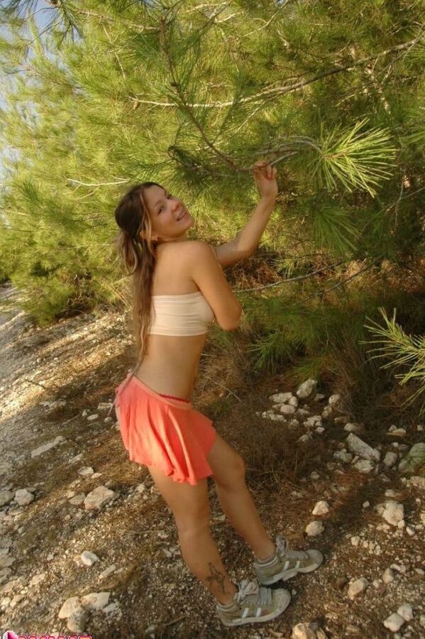 15P Sweet Young Emily sozinha na floresta