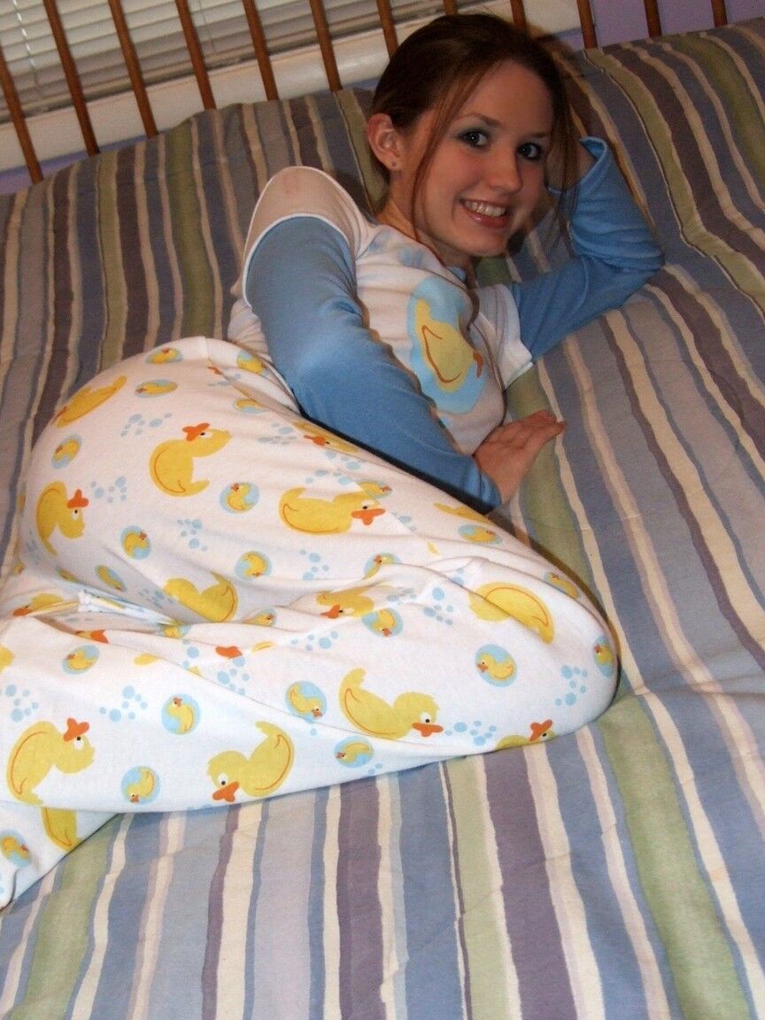 21P A adolescente asiática amadora Kitty tira o pijama e se toca
