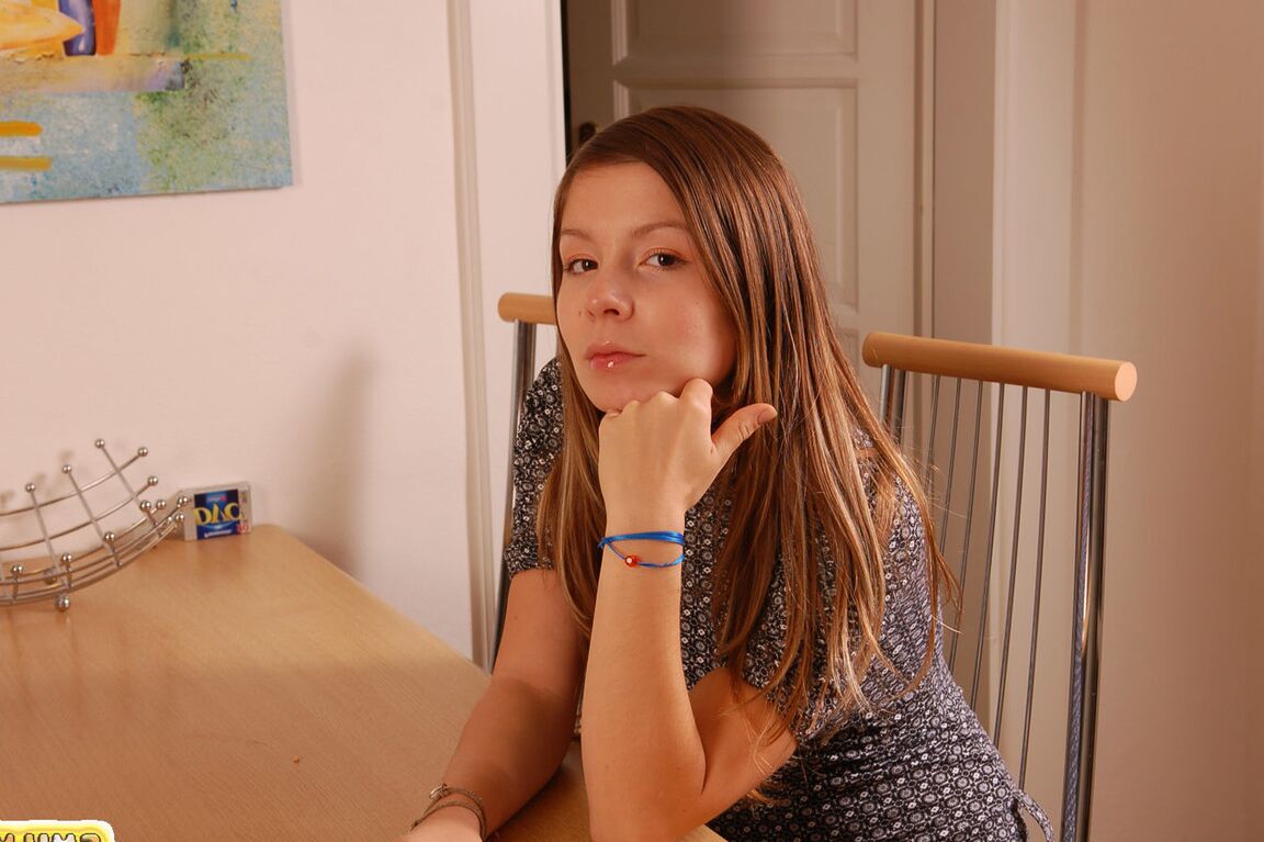 15P Une charmante jeune fille se met seins nus en string sur la table de la cuisine