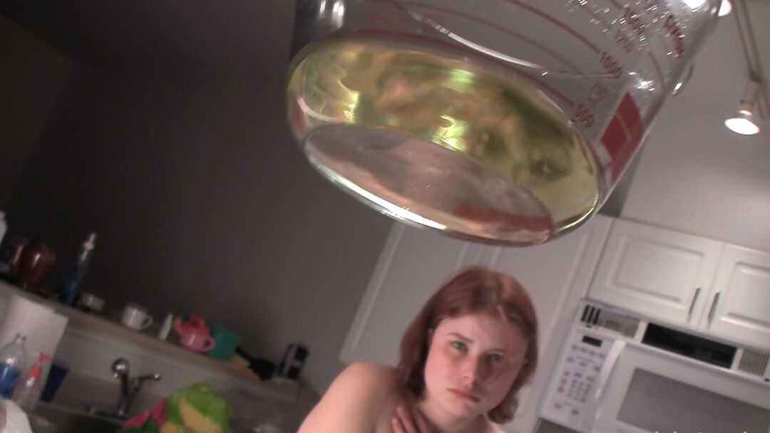 16P Pute de pisse torturée à l'eau mignonne et sexy La formation de pute de pisse super mignonne