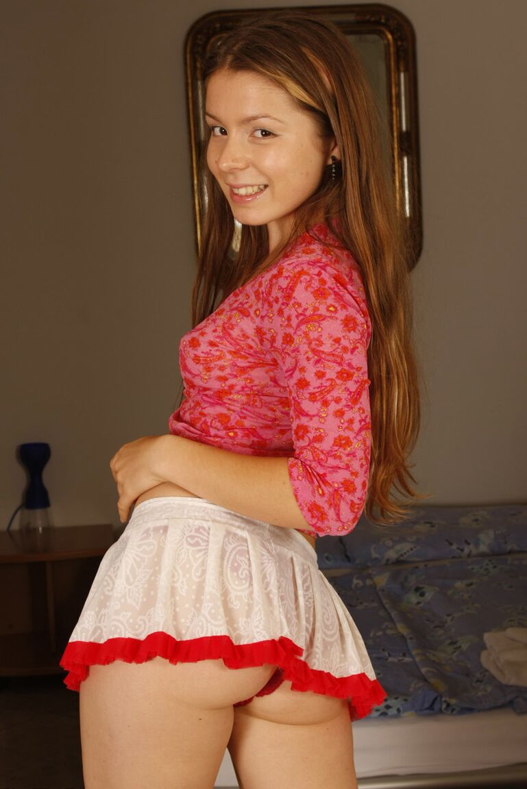 15P Une charmante jeune fille se met seins nus en portant une culotte rouge