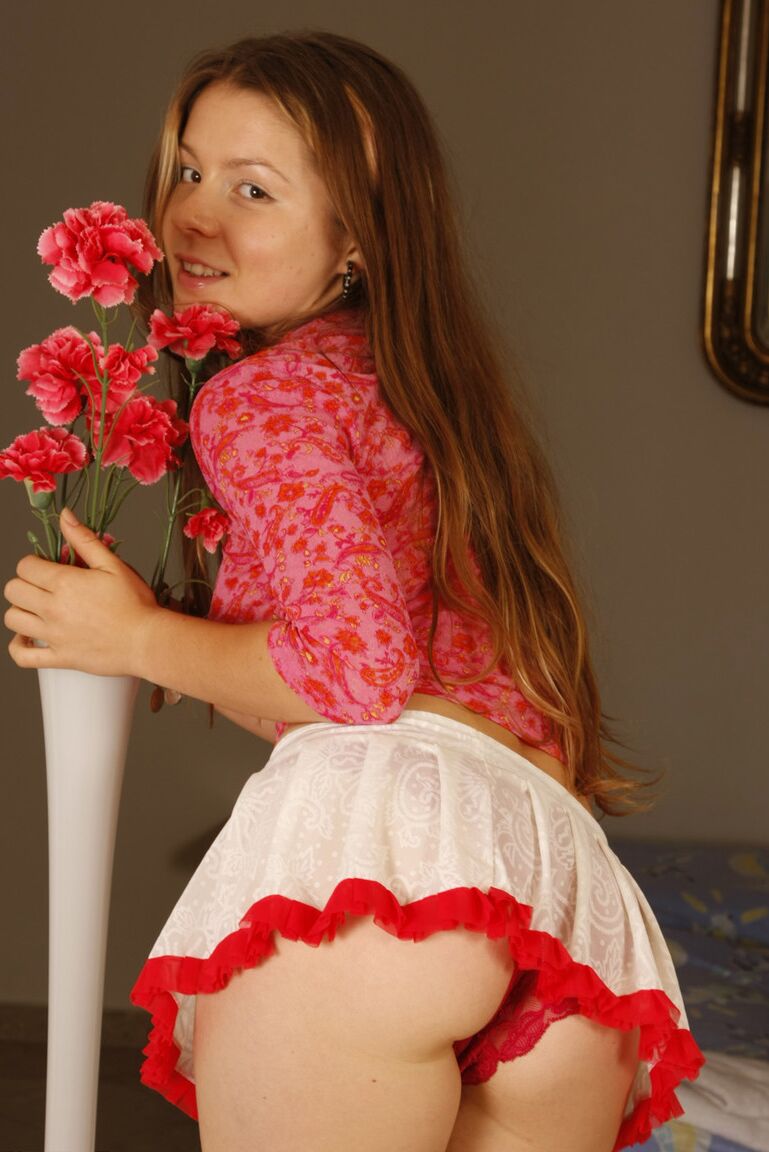 15P Une charmante jeune fille se met seins nus en portant une culotte rouge