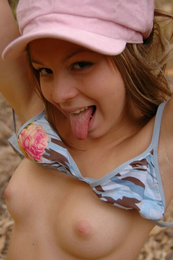 15P Adorable jovencita en topless sobre una manta en el bosque