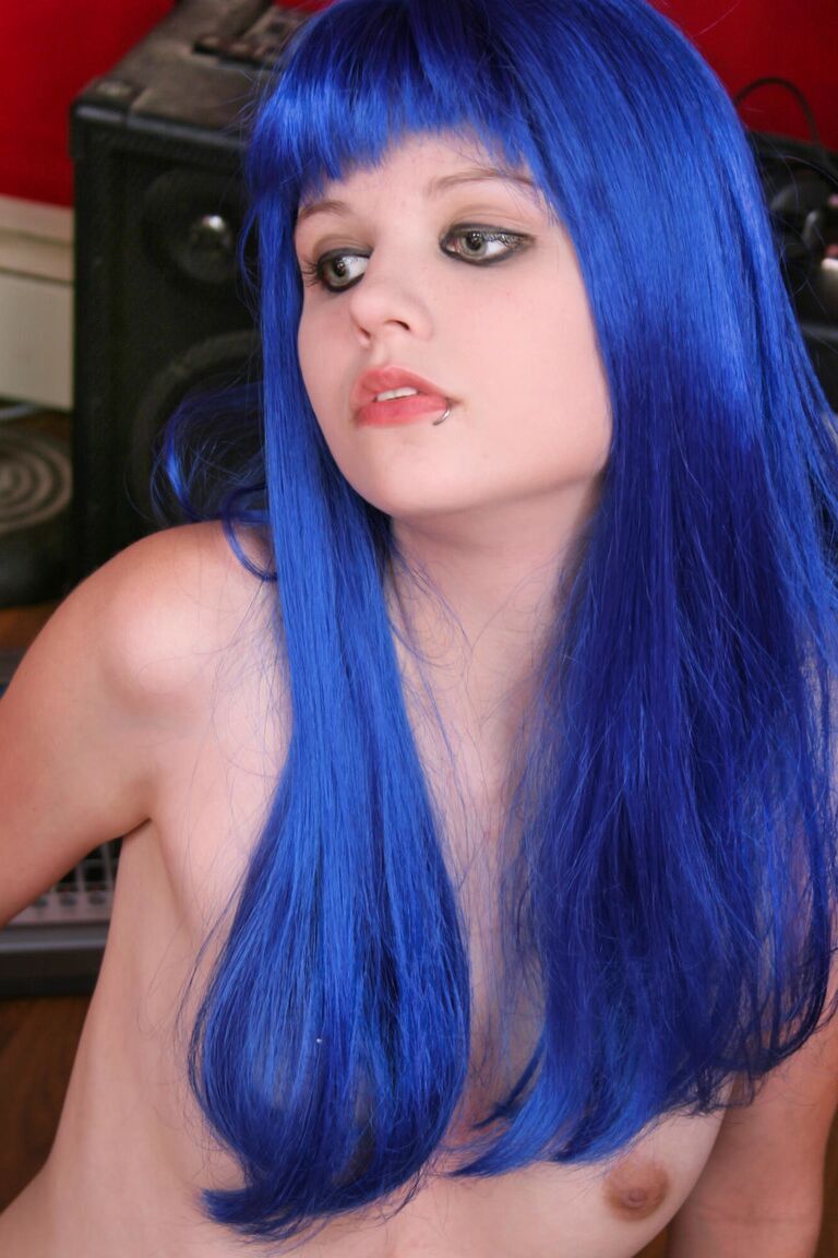 12P Kinky Florida Amateurs Adolescente Santine Con Una Peluca Azul Y Azul