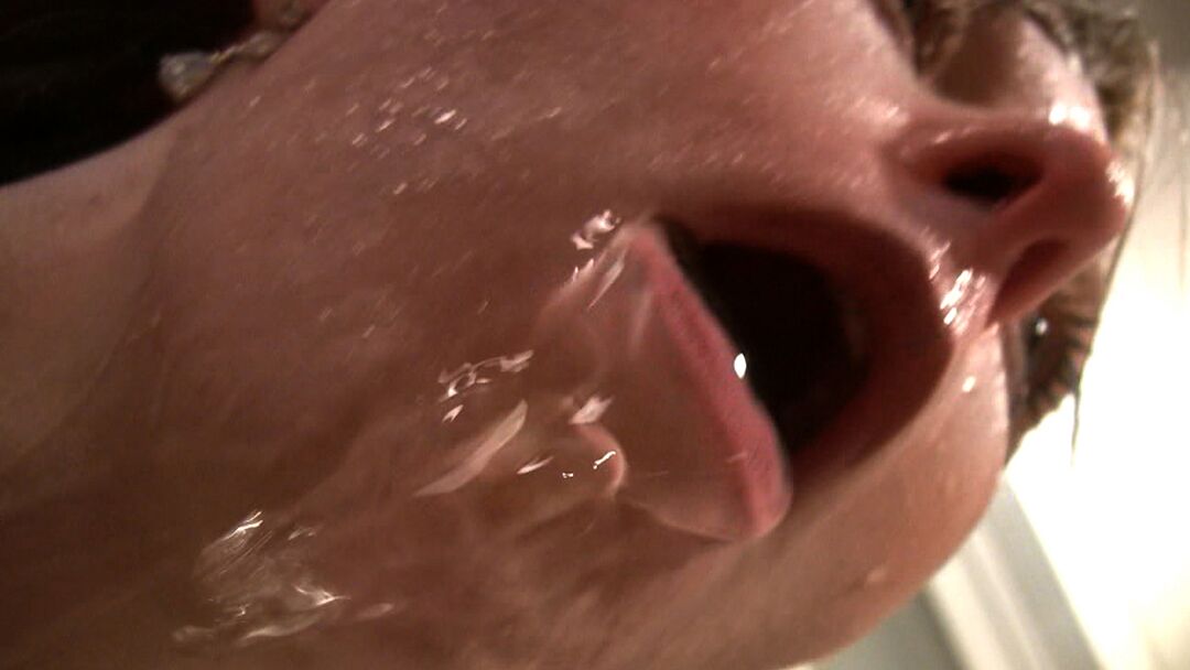 15P Jeune salope blonde boit sa propre pisse