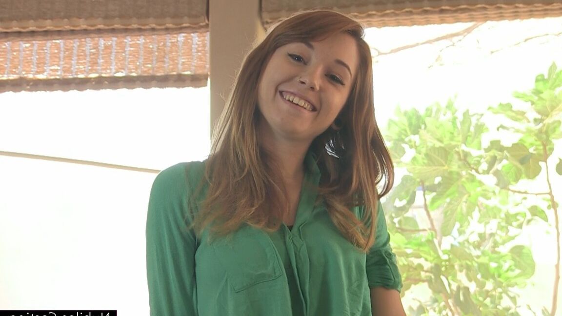 16P Une douce adolescente porte un sourire et expose ses seins fermes