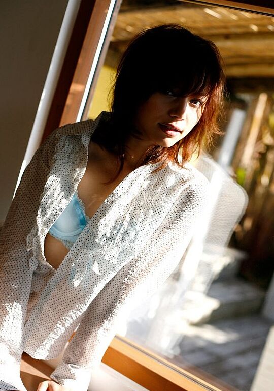 16P La joven japonesa Tina Yuzuki estira su esbelto cuerpo después de desnudarse