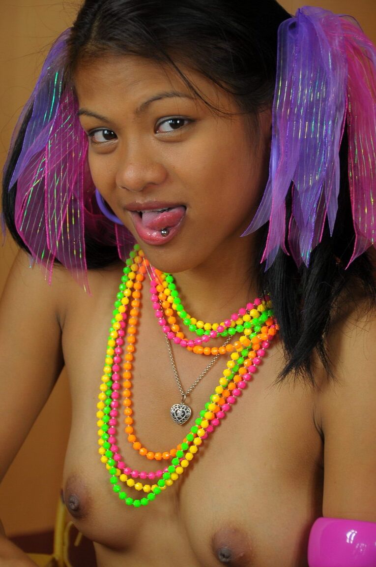 12P Garotas amadoras asiáticas coloridas exibem seus corpos nus sensuais