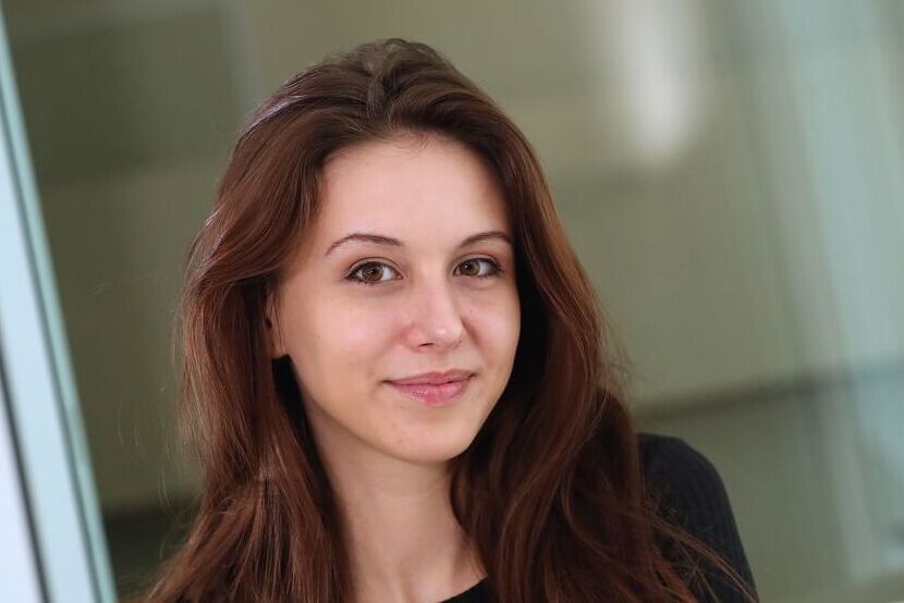 16P Грудастая тинка Алиса Аморе показывает свою свежевыбритую вагину после того, как разделась