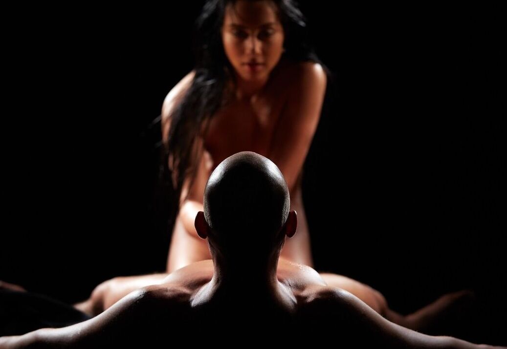 21P Anna Rose, 28 ans, profite d'un sexe hardcore très sensuel avec un homme bien musclé.