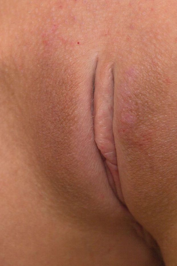 20P La delgada joven Melina se desnuda totalmente en la cocina por primera vez