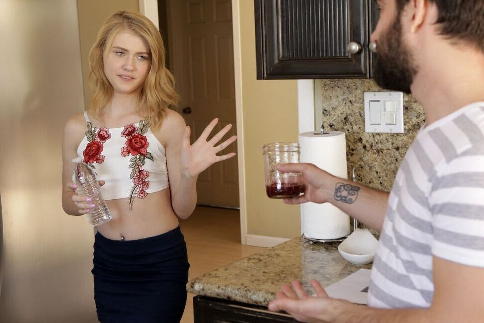 La MILF 16P Mikayla Cox apprend à l'adolescente sexy Hannah Hays comment baiser dans un plan à trois