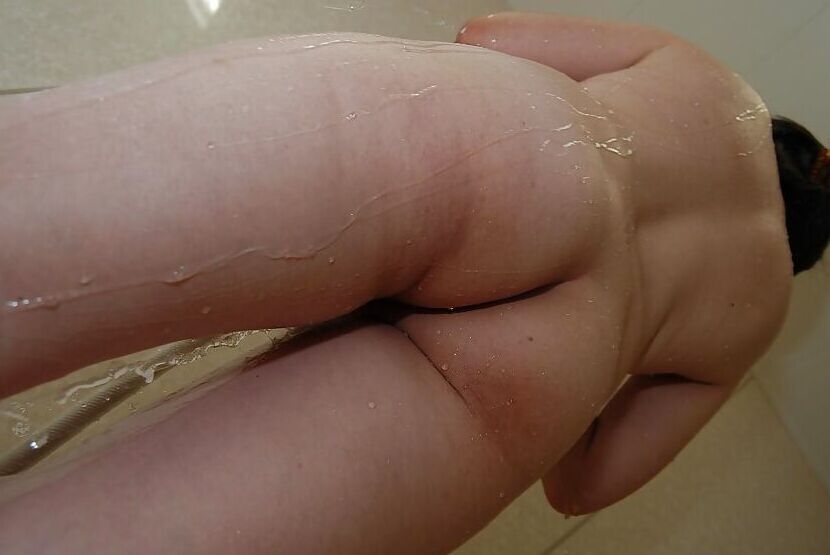 16P Adolescente asiática lujuriosa duchándose y frotándose el coño peludo en primer plano