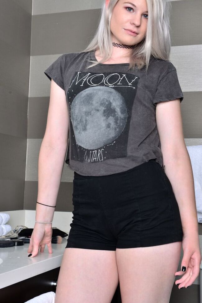 16P A adolescente loira platinada Emma Price descobre seus peitos minúsculos antes de mostrar sua vulva