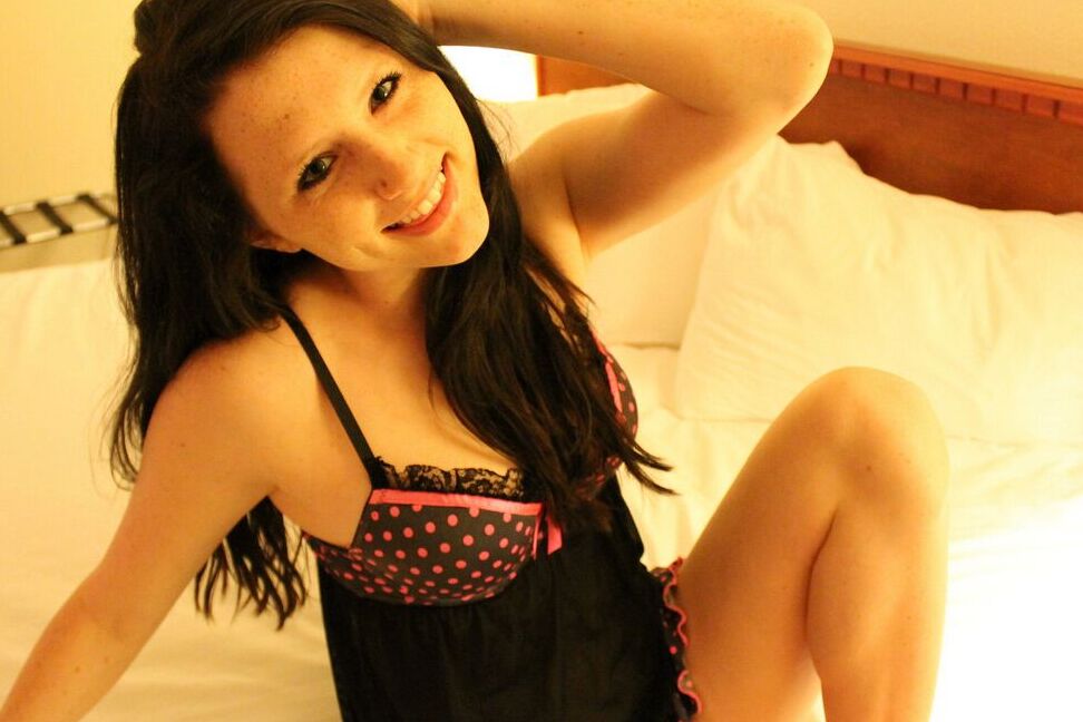 12P La chica apenas legal Pecas 18 se mete un dedo en el coño encima de la cama