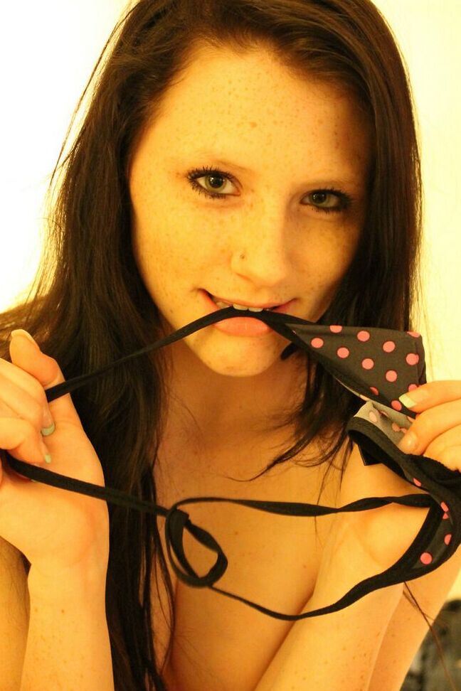 12P La chica apenas legal Pecas 18 se mete un dedo en el coño encima de la cama