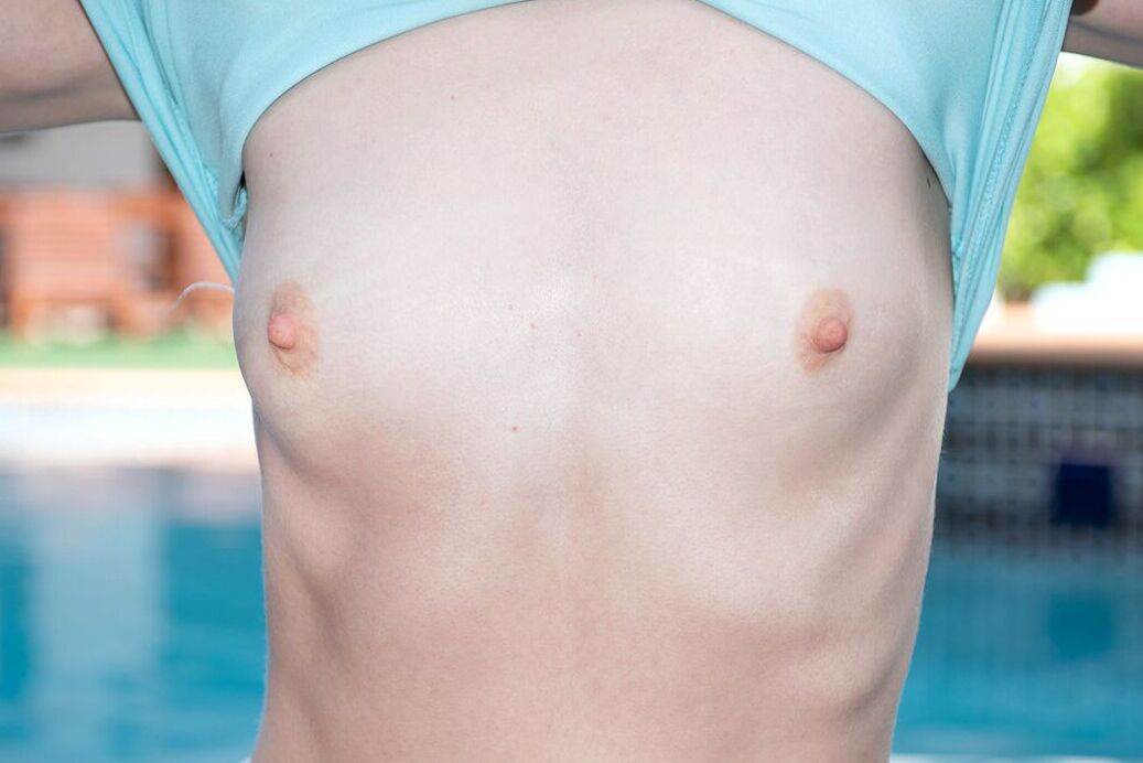 16P La joven rubia Eden Sparkle expone sus tetas pequeñas frente a una piscina