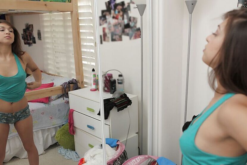 16P La alumna caliente Sara Luv muestra sus nalgas adolescentes apretadas en ropa deportiva
