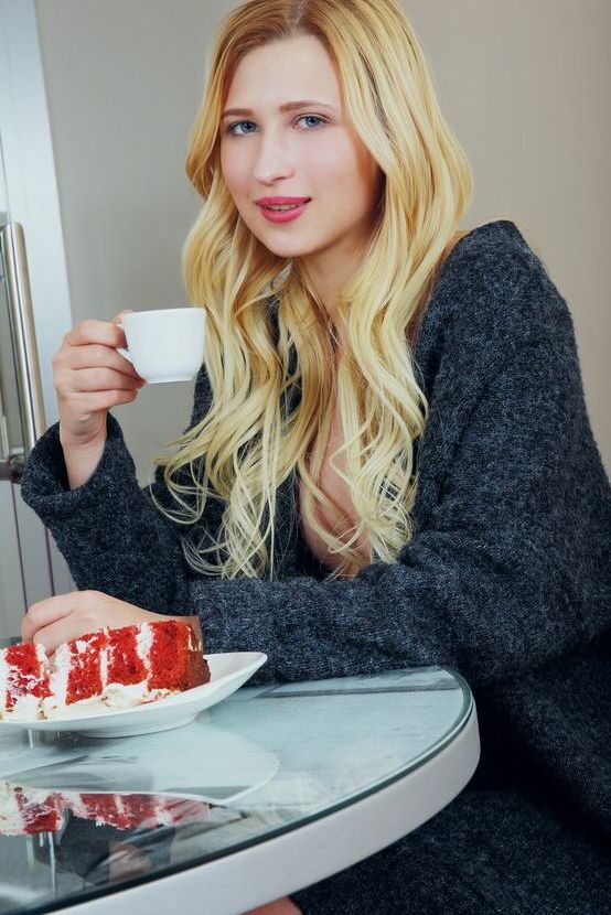 16P La joven rubia Lisa Dawn lame una cuchara de postre antes de mostrar su coño rosado