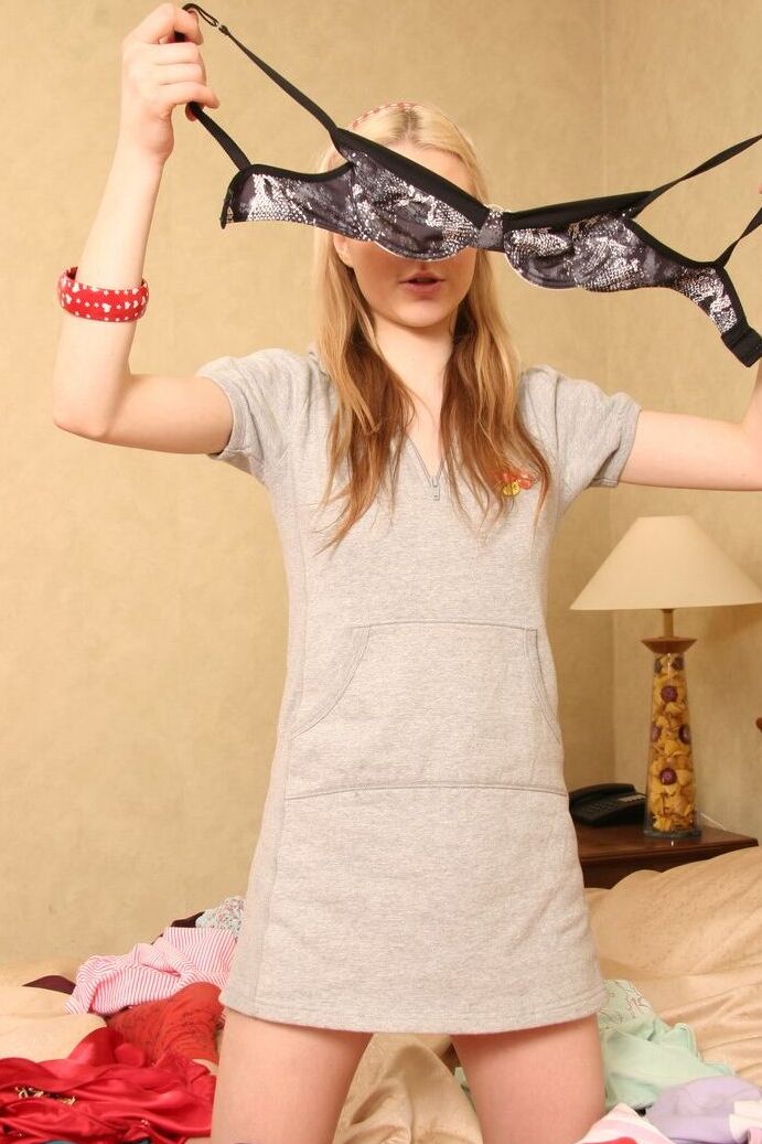 21P Deliciosa adolescente amadora Barby se despindo e posando em sua lingerie gostosa