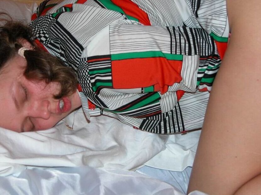 21P A adolescente européia de seios pequenos Anna esfrega seu pedaço molhado até o orgasmo