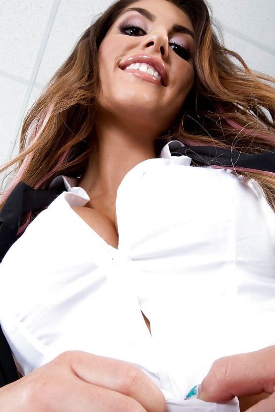 16P La dulce colegiala August Ames muestra sus grandes tetas naturales