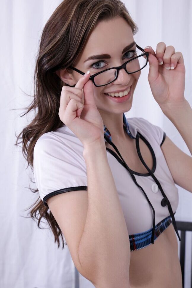 15P Garota solo Tali Dova remove a saia plissada de colegial para ficar nua de óculos