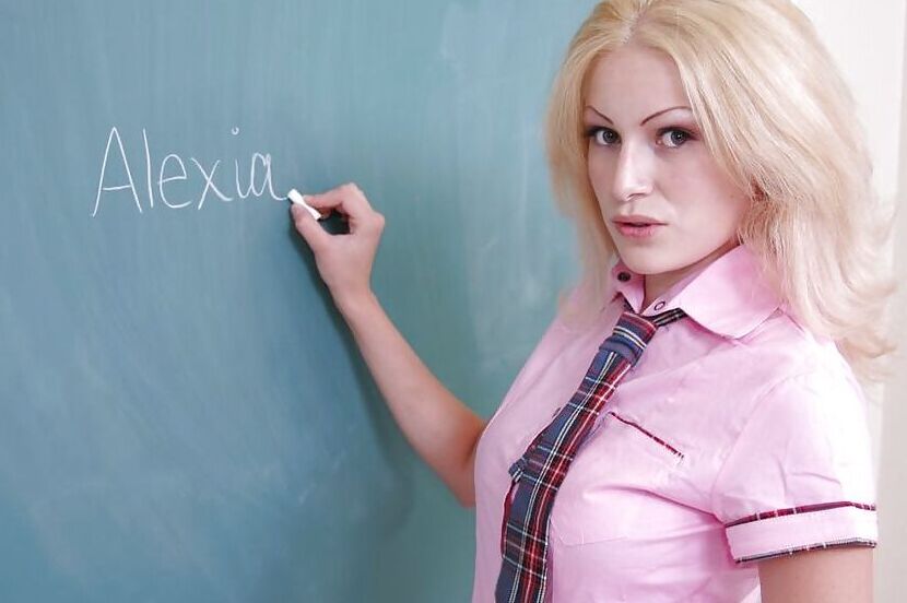 16P La colegiala rubia Alexia se desnuda ese suave culo y coño