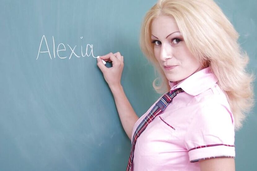 16P La colegiala rubia Alexia se desnuda ese suave culo y coño