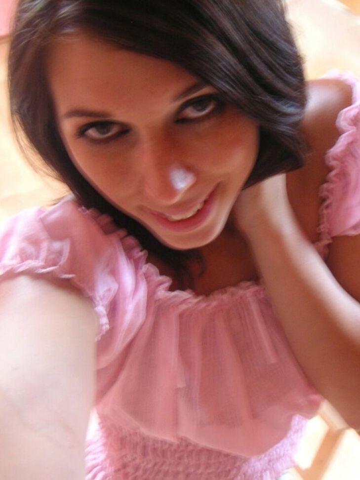 21P La joven morena de tetas pequeñas Jacinda hace alarde de su cuerpo en su dormitorio