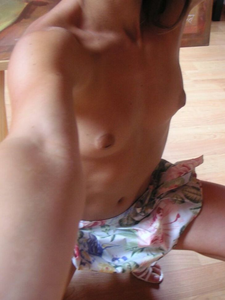 21P La joven morena de tetas pequeñas Jacinda hace alarde de su cuerpo en su dormitorio