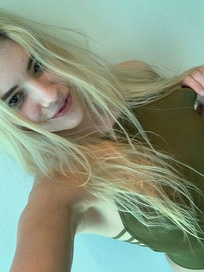 16P La joven rubia Kenna James se desnuda y hace alarde de sus tetas naturales en solitario