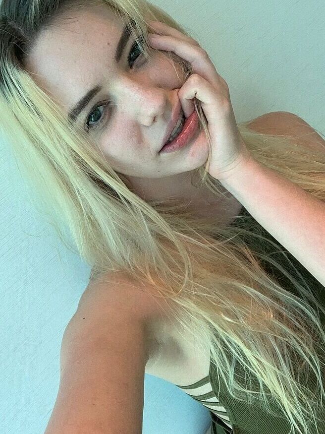 16P La joven rubia Kenna James se desnuda y hace alarde de sus tetas naturales en solitario