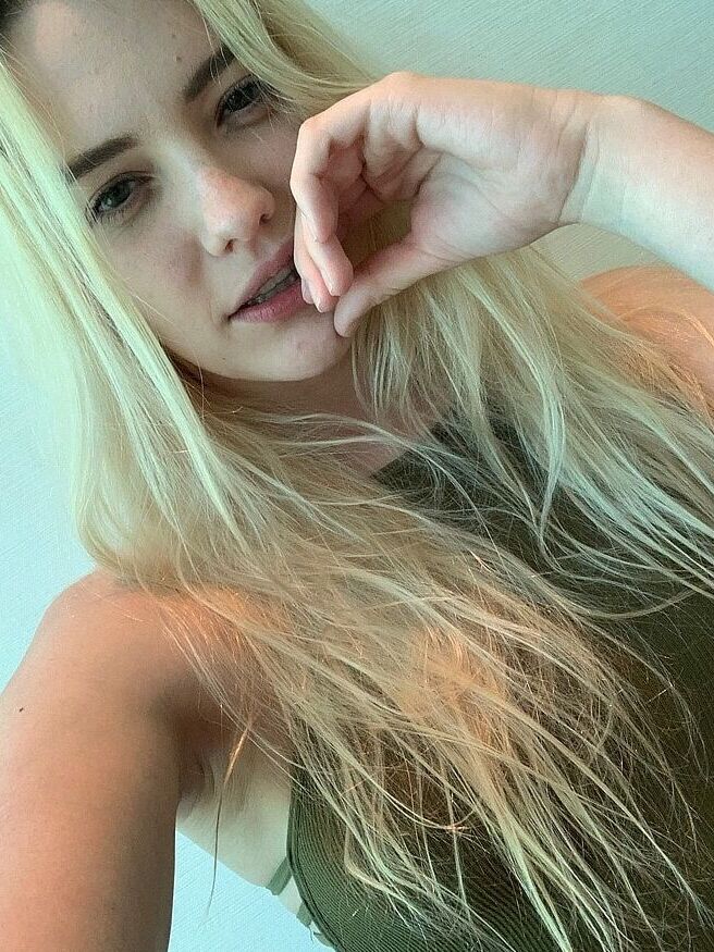 16P La joven rubia Kenna James se desnuda y hace alarde de sus tetas naturales en solitario