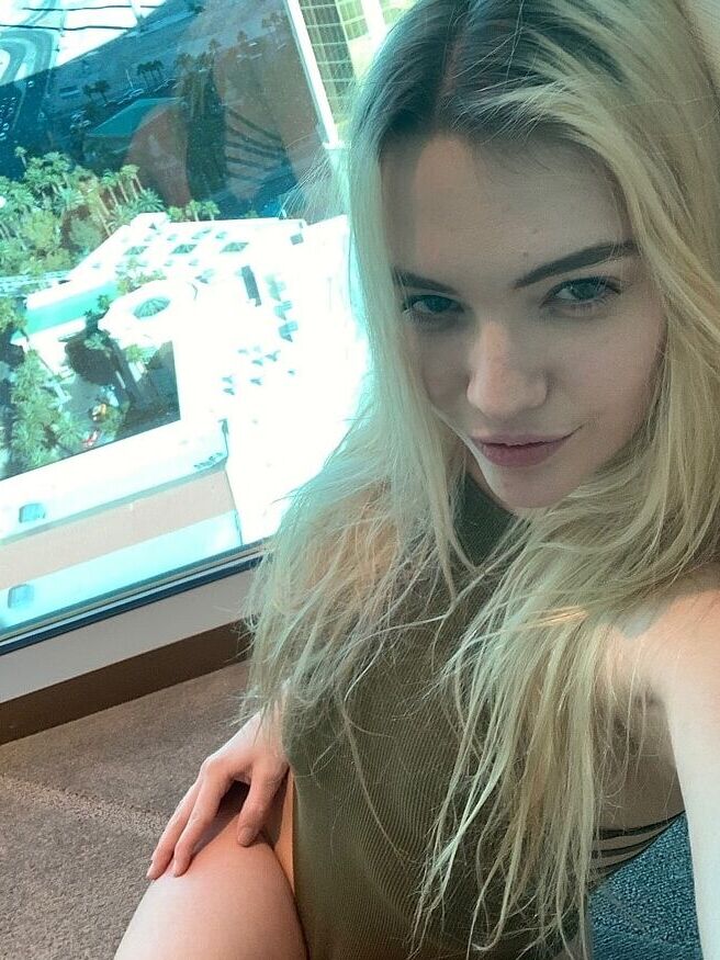 16P La joven rubia Kenna James se desnuda y hace alarde de sus tetas naturales en solitario