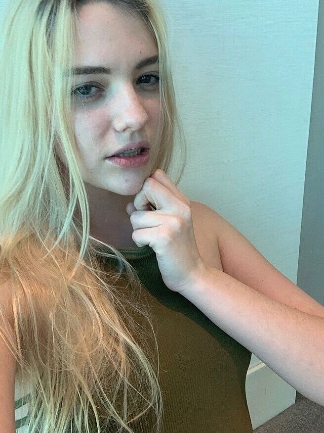 16P La joven rubia Kenna James se desnuda y hace alarde de sus tetas naturales en solitario