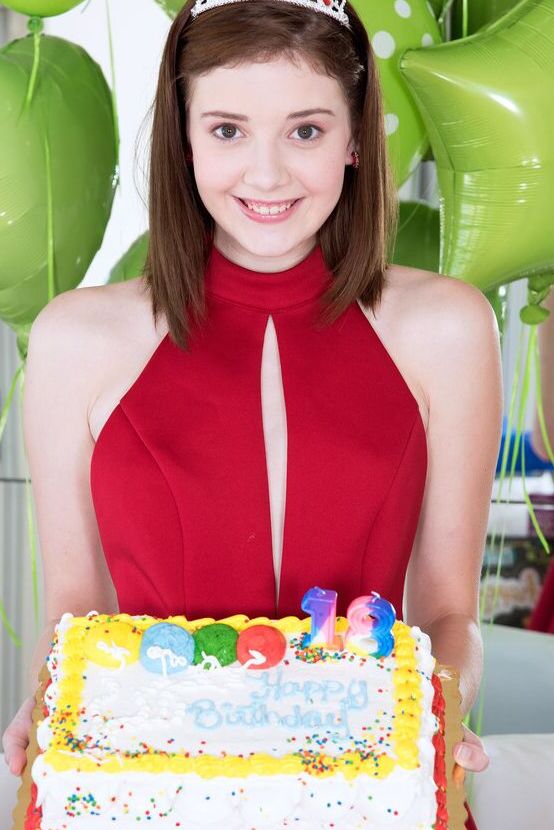 16P La pequeña adolescente Blaire Ivory posa desnuda para celebrar su cumpleaños número 18