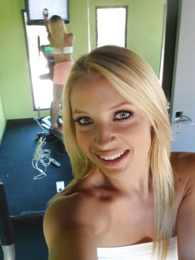 16P La caliente adolescente rubia Alyssa se toma fotos sexys sin desnudos en casa