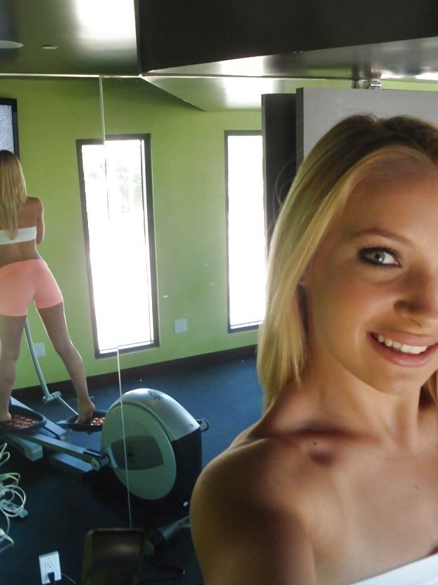 16P La caliente adolescente rubia Alyssa se toma fotos sexys sin desnudos en casa