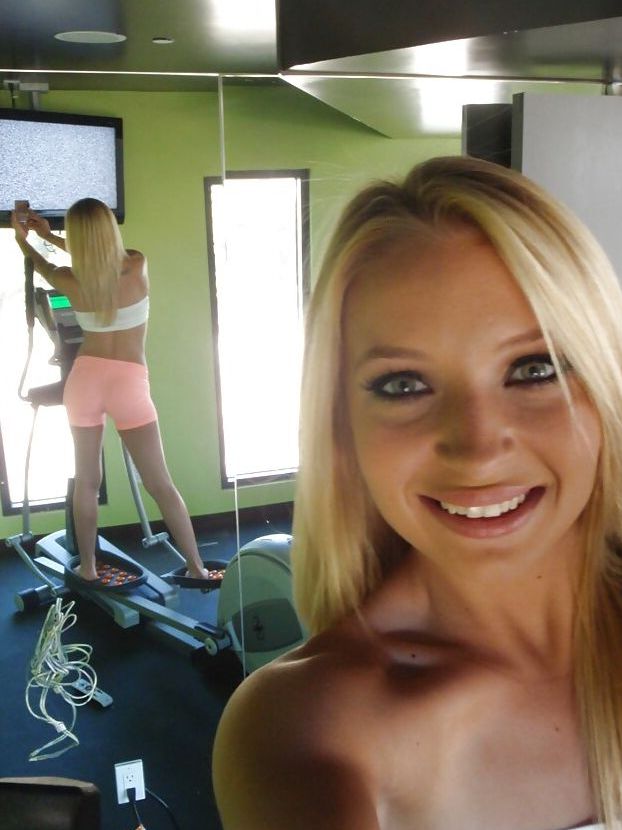 16P La caliente adolescente rubia Alyssa se toma fotos sexys sin desnudos en casa
