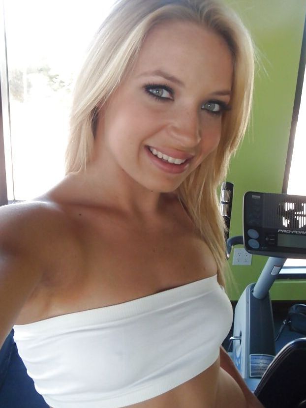 16P La caliente adolescente rubia Alyssa se toma fotos sexys sin desnudos en casa