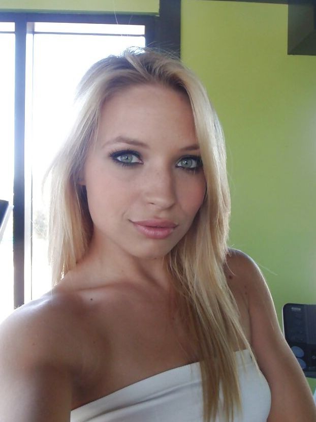 16P La caliente adolescente rubia Alyssa se toma fotos sexys sin desnudos en casa