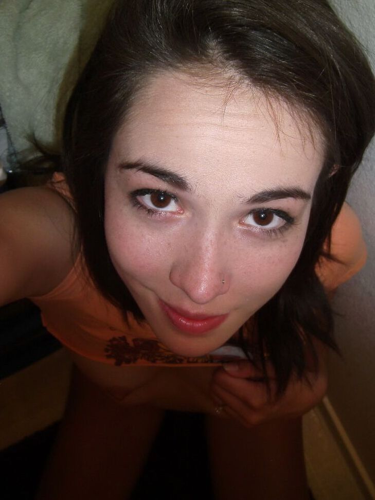12P Une jeune amatrice prend des selfies tout en exposant ses petits seins et son arraché