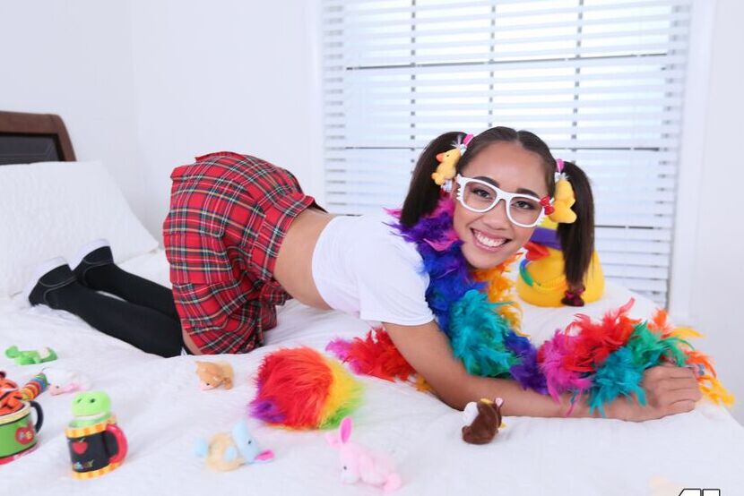 16P La colegiala Aria Skye baja su lechón para quitarse el uniforme escolar