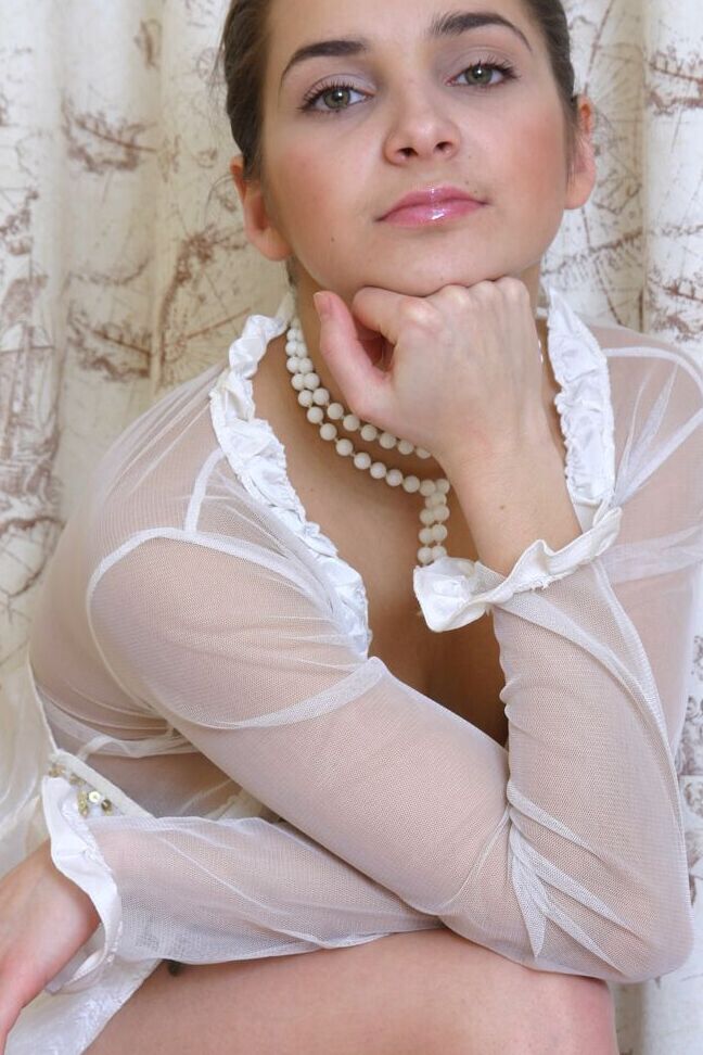 21P Das verführerische Babe Pauline neckt mit ihren wunderschönen Brüsten in weißen Dessous