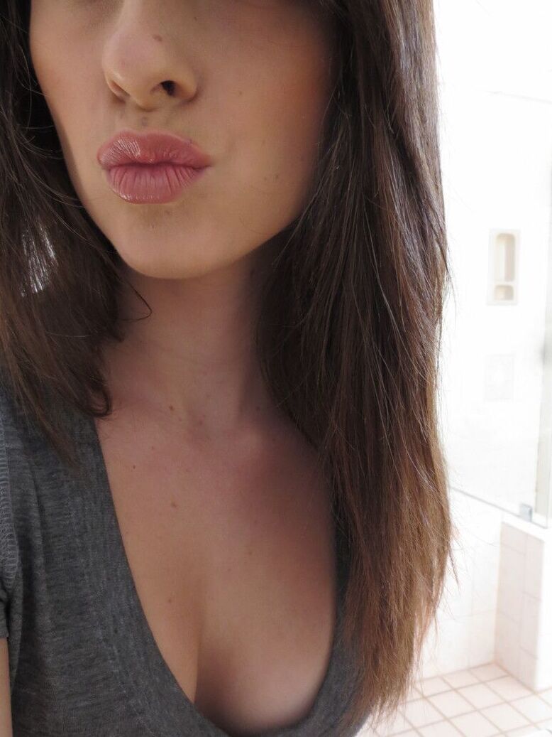 17P Lacey Channing exibe seus seios naturais, fica nua e tira selfies sensuais