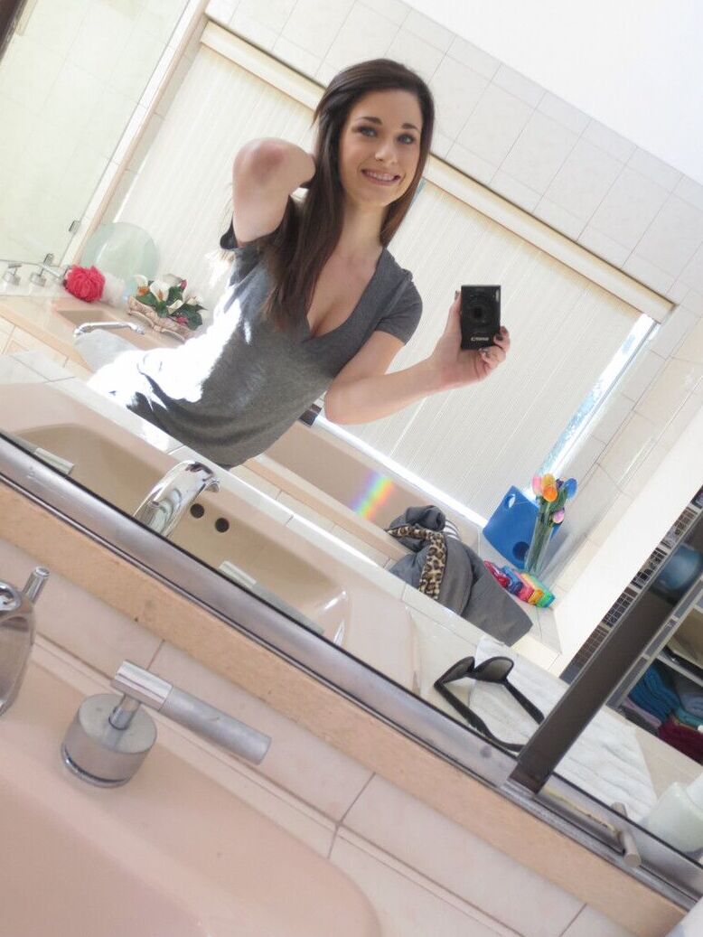 17P Lacey Channing exibe seus seios naturais, fica nua e tira selfies sensuais