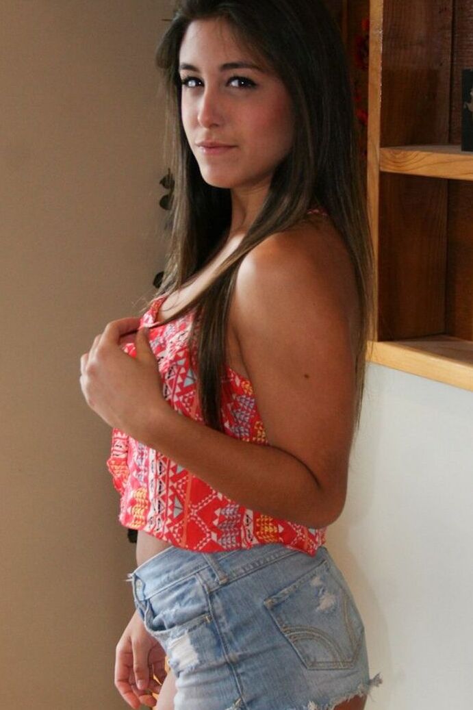21P La joven morena caliente Natalie Monroe se desnuda en una habitación tranquila de una casa adosada