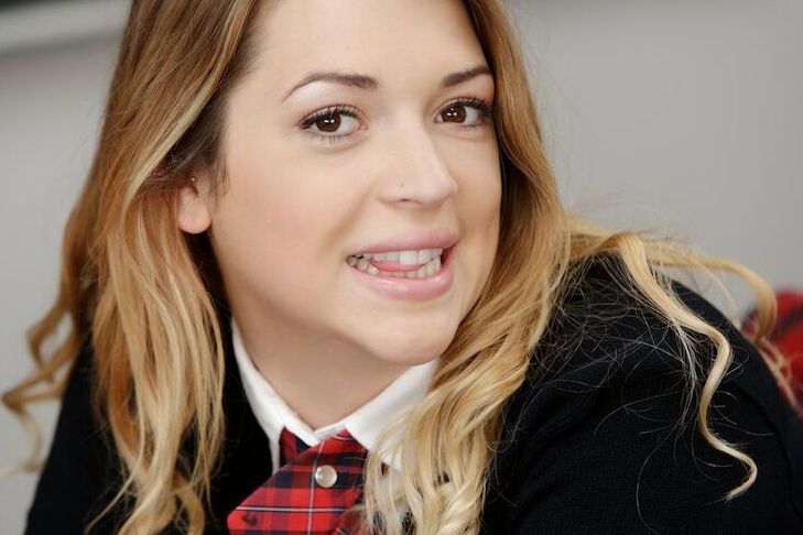 16P A estudante adolescente Jenna Ashley está demonstrando seu rabo apertado