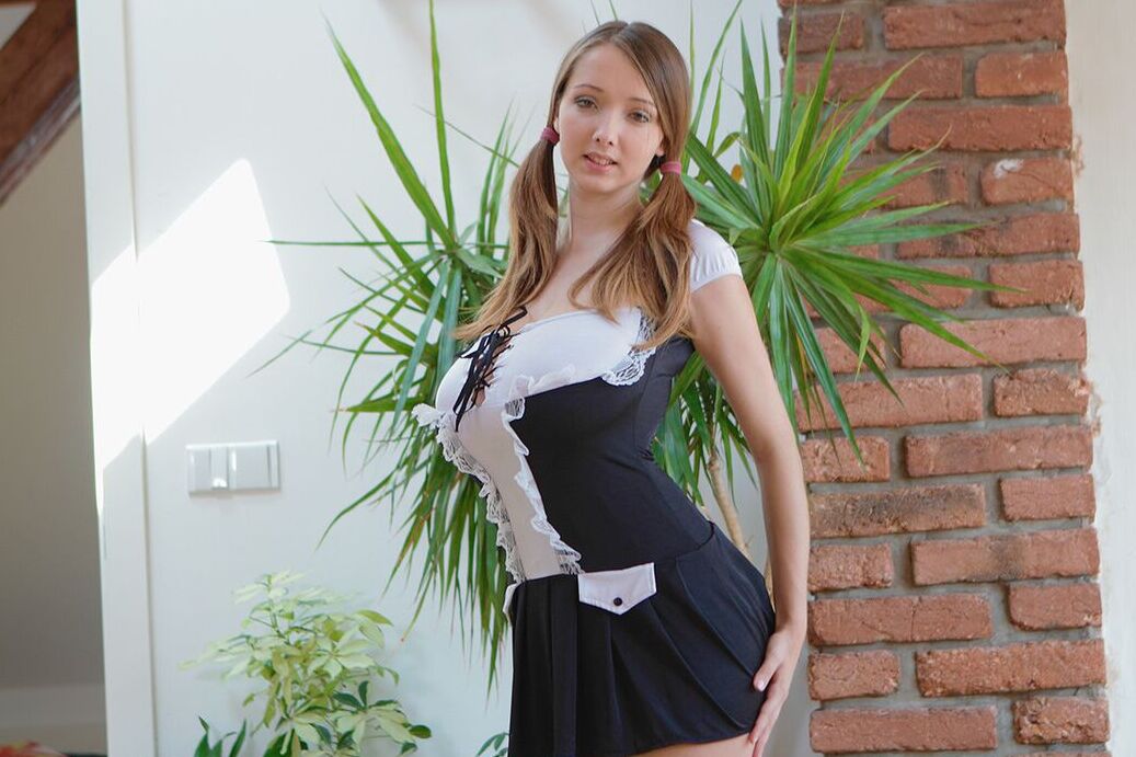 15P La inocente adolescente Buffy desata sus enormes tetas antes de jugar con su coño calvo